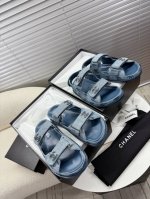 chanel~~沙滩鞋~~经典凉鞋，百搭M多裙子 裤子，网红搭配不同颜色袜子穿也超级洋气 看似简单的凉鞋却历经多月M次调试改模，鞋型中底工艺都是正品级别 实物比
