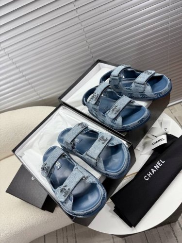 chanel~~沙滩鞋~~经典凉鞋，百搭M多裙子 裤子，网红搭配不同颜色袜子穿也超级洋气 看似简单的凉鞋却历经多月M次调试改模，鞋型中底工艺都是正品级别 实物比