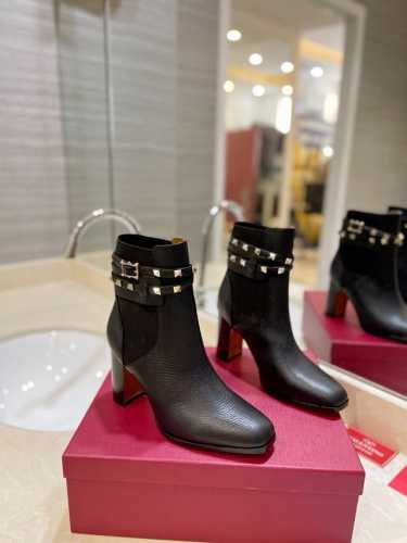 出厂价 VALENTINO GARAVANI ROCKSTUD 荔枝纹小牛皮铆钉踝靴 - 金属工艺效果处理铆钉 - 同色侧面弹力饰片 - 可调节小牛皮系带 -