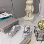 巴黎世家Balenciaga 春夏最新情侣款洞洞鞋 25春季新款黑马单品,海内外时尚博主纷纷上脚大秀 火遍海内外社交平台 时尚达人必入款 各种巴家元素五金扣Di