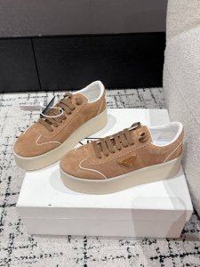 Prada 普拉达 25 最新Downtown Bold系列 厚底 三角标 休闲 小白鞋运动风设计搭配精致细节。采用穿孔皮革打造，个性的厚底呈现别具一格的现代风