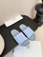 the Row 25Ss 春夏新款简易皱面简易平底 夹脚拖鞋 therow一贯的极简风格 干净利落的版面设计 没有任何装饰 仅以设计为亮点 凸显气质和彰显个性