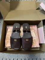 代购级 Miumiu 缪缪 Ss早春新款 一脚蹬懒人凉鞋 官方春夏走秀新款，时髦百搭 即可咸又可甜 一点也不磨脚 无论光脚穿还是搭配袜子穿都超级减龄 超级无敌百