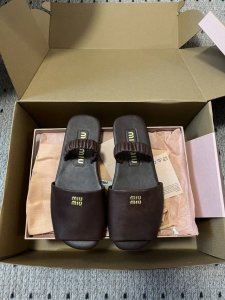 代购级 Miumiu 缪缪 Ss早春新款 一脚蹬懒人凉鞋 官方春夏走秀新款，时髦百搭 即可咸又可甜 一点也不磨脚 无论光脚穿还是搭配袜子穿都超级减龄 超级无敌百