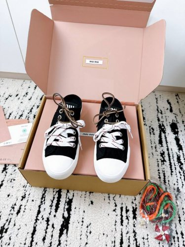 Chanel 25 A帆布鞋 代购级正品 暴走不累脚 **全网断货王 舒服到不想脱 ** 这双鞋能火出圈不是没道理 **舒适+美貌+百搭** 三位一体 逛街暴走