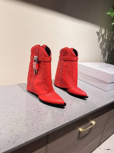 GIVENCHY纪梵希新款金属扣长靴 风靡时尚圈的裤腿靴，非纪梵希莫属 经典版型一再升级 原版1:1开发，腿部饰有皮革束带 搭配金属扣侧面饰有银色和金色饰面 不