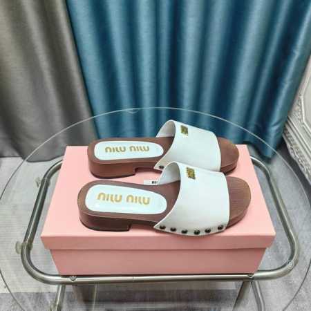 MiuMiu缪缪春夏秀款拖鞋 25秀款出镜率最高单品 简约鞋面金色miumiu字母logo非常的醒目 袜子10四个色可选 搭配半脚袜饰以装饰，显得格外的好看时髦 - 点击图像关闭