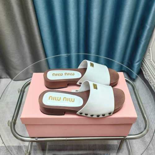 MiuMiu缪缪春夏秀款拖鞋 25秀款出镜率最高单品 简约鞋面金色miumiu字母logo非常的醒目 袜子10四个色可选 搭配半脚袜饰以装饰，显得格外的好看时髦