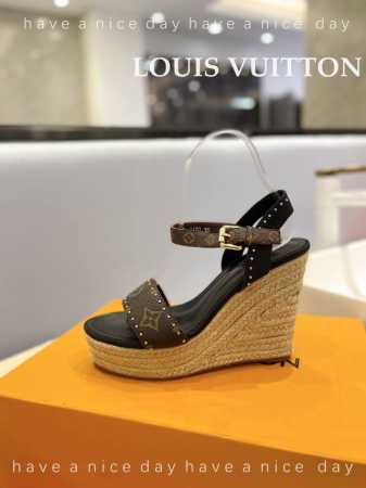价格 Louis Vuitton 2024 走秀款厚底凉鞋 香港原版购入一比一开模 今年的款式比去年增加了老花原素 显得更为大牌 老花元素面款 内里垫脚全羊皮 - 点击图像关闭
