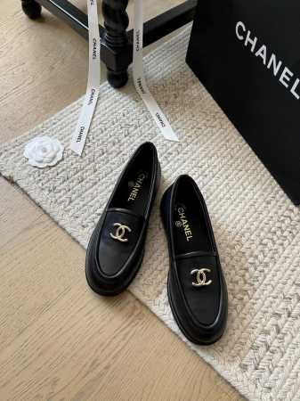 Chanel 24K冬季新款乐福鞋系列！ 这一季小香爆款！一眼爱上 超级百搭 怎么搭配都好看~ 鞋面羊京皮 牛皮 内里羊皮 羊羔毛 真皮大底 码数：35-41 - 点击图像关闭