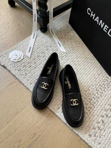 Chanel 24K冬季新款乐福鞋系列！ 这一季小香爆款！一眼爱上 超级百搭 怎么搭配都好看~ 鞋面羊京皮 牛皮 内里羊皮 羊羔毛 真皮大底 码数：35-41