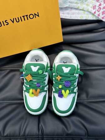Ouis *Uitto* Trainer Maxi小胖丁男士运动鞋，取材绒面牛皮革，将经典 L*Trainer 运动鞋瞩目放大，是 春夏时装秀的灵感延伸。橡胶 - 点击图像关闭