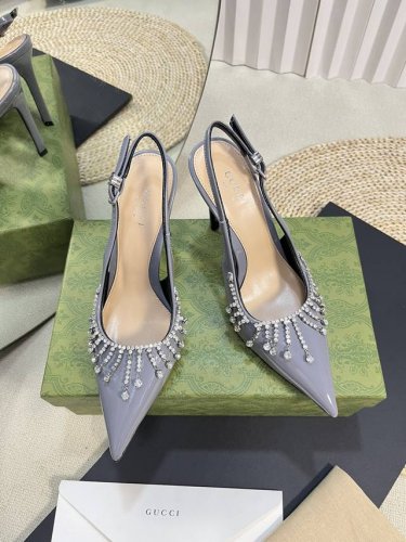 Gucci 24Ss早春新款 G家钻链条高跟鞋 垂直钻链造型配件为一系列女士鞋款注入摩登新韵 这款后系带高跟凉鞋以闪亮漆皮材质匠心打造 鞋面缀饰亮眼的钻链 后带