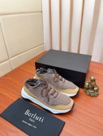 实价： Berlut* 布鲁提 新款出货 Shadow针织与皮革运动鞋 这双袜子鞋用轻盈且极富韧性的双面针织面料，双色高密度飞织拼接制成 鞋舌处饰Logo徽标