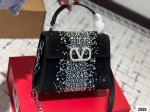 礼盒包装 Valentino Vsling 满钻托特包 华伦天奴一款手提包，连接肩带的话，可以作为单肩包或斜挎包使用包包正面的V标华伦天奴特有的标志 高级感 时