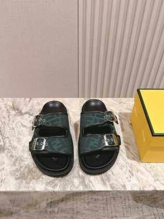 男票 225 Fendi 芬迪走秀主推拖鞋系列，新品上线，芬具桌脚设计灵感改创于今年秀场的主推系列鞋履 当季新品拖鞋，众所周知，鞋子永远设计为高级感满满的，高端 - 点击图像关闭