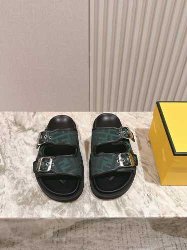 男票 225 Fendi 芬迪走秀主推拖鞋系列，新品上线，芬具桌脚设计灵感改创于今年秀场的主推系列鞋履 当季新品拖鞋，众所周知，鞋子永远设计为高级感满满的，高端