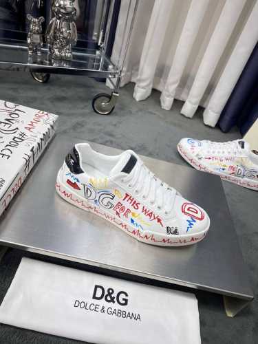 商品商标: Dolce&Gabbana 杜嘉&班纳 正码码数: 38-44 45定做 商品材料: 鞋面意大利牛皮涂鸦鞋面 羊皮垫脚内里 鞋底 原厂特供原版橡胶大