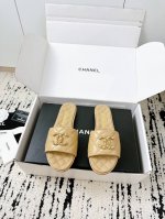 Chanel香奈儿25 A夏季新款拖鞋 专柜同款必入经典** 每年夏天都要囤的 **香奈儿经典拖鞋** 来啦 专柜品质 1:1还原正版材质 细节控必入 从鞋型到