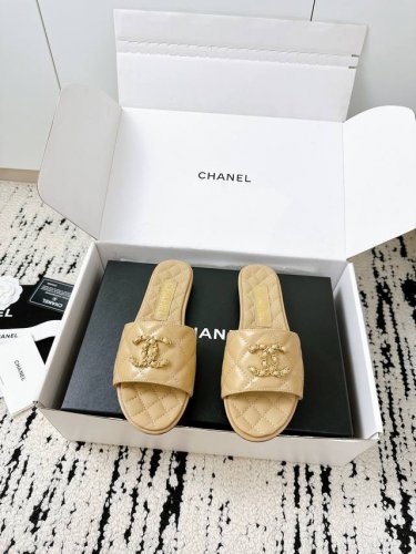 Chanel香奈儿25 A夏季新款拖鞋 专柜同款必入经典** 每年夏天都要囤的 **香奈儿经典拖鞋** 来啦 专柜品质 1:1还原正版材质 细节控必入 从鞋型到