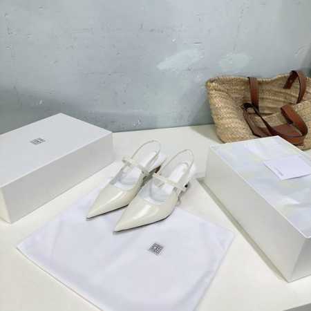 高品质出厂 ！小众潮牌Toteme25春夏 瑞士小众复古平底、猫跟尖头后空凉鞋！这种复古休闲的风格真的格外受欢迎，鞋型是今年流行的很火很复古的尖头头设计，相比圆 - 点击图像关闭