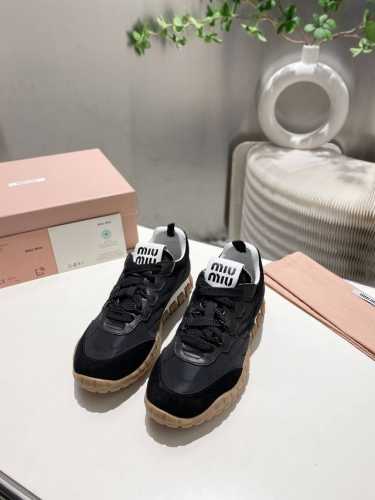 出厂 。缪缪2025阿甘休闲鞋运动鞋 春夏新款 最近爆款前卫大胆的设计 .miu风格融于此款厚底帆布运动鞋的简约线条 ，别致徽标饰于鞋舌与背后，点缀复古 厚底设