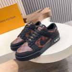 l.V* X Nike联名低帮休闲运动鞋，采用头层牛皮拼接原版帆布精心制作，侧身Logo装饰，双色橡胶鞋底、后侧鞋口和鞋跟处均带有品牌标志性细节，提升格调。时尚
