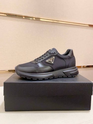 prada～普拉达 潮流新款上市 官网同款 专柜品质 原版搭配 精选头层牛皮面料。舒适透气羊皮内里 做工精细 用料上层 100%纯牛皮打造 原版楦型 上脚舒适