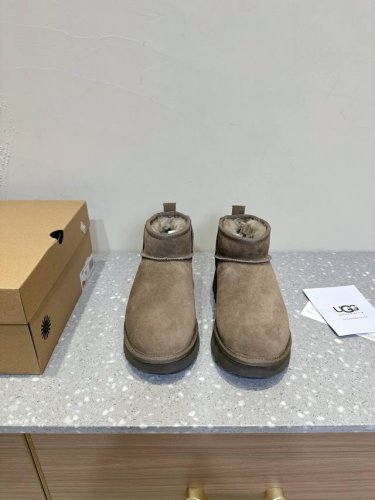 5cm UGG 油叽叽 厚底 人鱼 超短靴 雪地靴 铅笔靴 原版购入开发 做货 UGG这款高跟雪地靴真的打破了传统以来厚底靴的风格，太有设计个性了 深得少女心啊