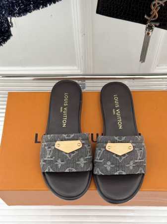 橙子出厂价p louis Vuitton 路易威登 春夏新款 Lv牛仔布平底拖鞋 休闲凉拖 码数 35-42 - 点击图像关闭