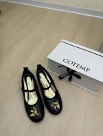 金属跟 玛丽珍单鞋 COTEMP 精致 羊皮 材质 光面款 小鸟五金款10 巧克力色 从鞋头至脚背呈小巧的梯形延伸。 光泽牛皮细带克制地穿插于足面，将肌肤分割成