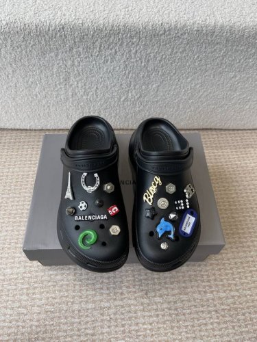 巴黎世家Balenciaga 春夏最新情侣款洞洞鞋，25春季新款黑马单品,海内外时尚博主纷纷上脚大秀，火遍海内外社交平台，时尚达人必入款，各种巴家元素五金扣Di