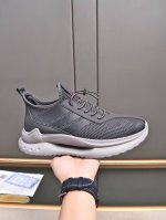 Moncler蒙口男士户外系带运动鞋 具有舒适防滑性能 专为户外跑步或都市漫步而设 兼备创新 功能性与图形细节于一体 从高山氛围汲取灵感 诠释潮流时尚 多种原版