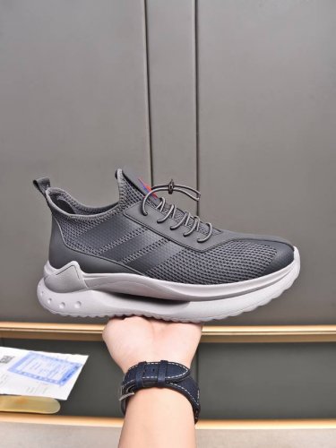 Moncler蒙口男士户外系带运动鞋 具有舒适防滑性能 专为户外跑步或都市漫步而设 兼备创新 功能性与图形细节于一体 从高山氛围汲取灵感 诠释潮流时尚 多种原版