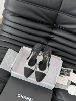 Chanel 经典Slingback后空凉鞋 前几年一直在做这个款 今年我们还是重新购版，再次精细Copy。 发现新版面的鞋面线条和形体舒适度都做了微调！ 这个