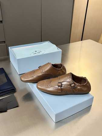 普拉达 Prada 2025春夏走秀款复古手工雕花皮雕扣平底鞋 时髦精的狂爱，走秀款整个鞋子采用原版1：1做旧工艺，鞋头采用复古镂空设计皮带扣点缀复古时髦感满满 - 点击图像关闭