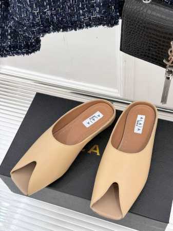 厂价 ALAIA 阿莱娅新品鱼嘴金属扣拖鞋夏天到了 也到了穿凉鞋的季节这款凉鞋真的是上脚一眼惊艳涂个指甲油 上脚给人温柔又性感蜈蚣精们必备时髦单品！面料采用进口 - 点击图像关闭