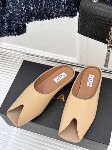 厂价 ALAIA 阿莱娅新品鱼嘴金属扣拖鞋夏天到了 也到了穿凉鞋的季节这款凉鞋真的是上脚一眼惊艳涂个指甲油 上脚给人温柔又性感蜈蚣精们必备时髦单品！面料采用进口