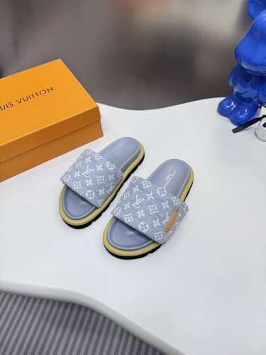 橙子出厂价p louis Vuitton 路易威登 Lv新款 魔术贴平底拖鞋 休闲凉拖 情侣款 专柜同步更新 鞋面采用独一无二的驴家独特面料 面料轻盈透气 超轻