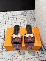 louisvuitton 25 夏季限定 樱桃风 蝴蝶结 平底凉拖 最新夏季限定 樱桃风系列 采用彩色以及鞋面的大面积底色作为对比 创造出樱桃彩色元素风格 成就
