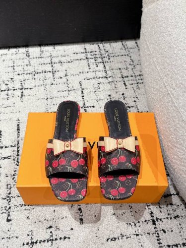 louisvuitton 25 夏季限定 樱桃风 蝴蝶结 平底凉拖 最新夏季限定 樱桃风系列 采用彩色以及鞋面的大面积底色作为对比 创造出樱桃彩色元素风格 成就