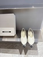 jacquemus 25Ss尖头编织矮跟后空单鞋 这一刻彷佛在南法 有一种美学叫Jacquemus jacquemus 在伦敦的最新旗舰店 由品牌创始人 sim