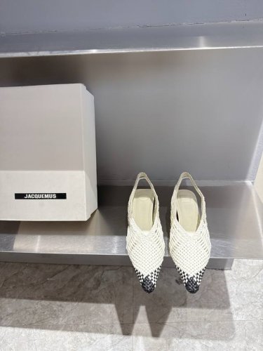jacquemus 25Ss尖头编织矮跟后空单鞋 这一刻彷佛在南法 有一种美学叫Jacquemus jacquemus 在伦敦的最新旗舰店 由品牌创始人 sim