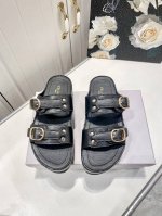橙子出厂价p celine 赛琳 春夏新款 凯旋门二带厚底拖鞋 休闲度假凉拖 秀款出镜率最高单品复古做旧风格 矮个子的福音 穿上秒增高5Cm 时尚百搭款 轻松搭