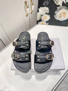 橙子出厂价p celine 赛琳 春夏新款 凯旋门二带厚底拖鞋 休闲度假凉拖 秀款出镜率最高单品复古做旧风格 矮个子的福音 穿上秒增高5Cm 时尚百搭款 轻松搭