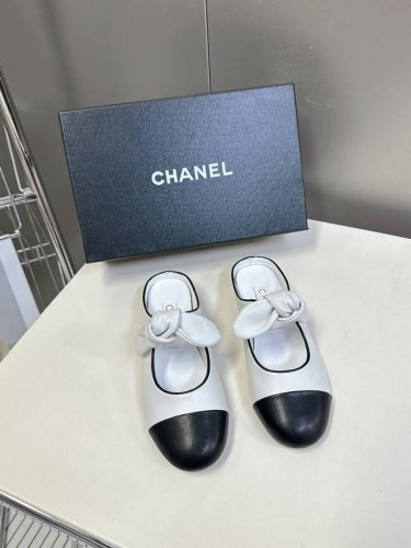 半拖 单鞋 CHANEL香奈儿蝴蝶结松紧一字带平单鞋 蝴蝶结玛丽珍单鞋第一眼看上就被种草了根据天气变化自由穿搭！套上袜套春夏秒变可爱单鞋！秒变魔法公主鞋面采用混