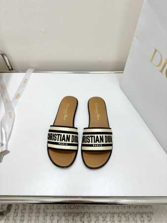 Dior 迪奥2024年新新款 电绣凉拖鞋 椰草编织凉鞋 真皮底 跟高:平底 3.5Cm 正码:35-41 - 点击图像关闭