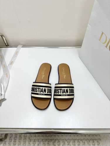 Dior 迪奥2024年新新款 电绣凉拖鞋 椰草编织凉鞋 真皮底 跟高:平底 3.5Cm 正码:35-41