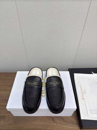 迪奥 Dior 2024秋冬新款 D-Boy女鞋 CD字母logo穆勒鞋 明星同款平底圆头居家毛毛拖鞋 市场顶级版本 材质：鞋面进口牛麂皮+100%羊羔毛内里+