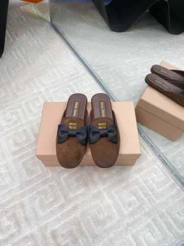 出厂 Miumiu春夏新品蝴蝶结配饰雕花冲孔平底乐福鞋单鞋拖鞋系列 即优雅又可爱 带弧形的小圆头 完美演绎赫本风 上脚可爱又减龄 配上袜子满满学院风 鞋面采用进